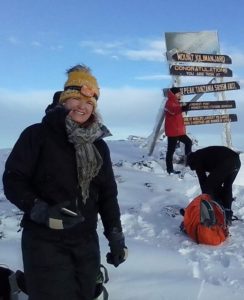 climbers-at-the-summit-of-kilimanjaro-marangu-6-days